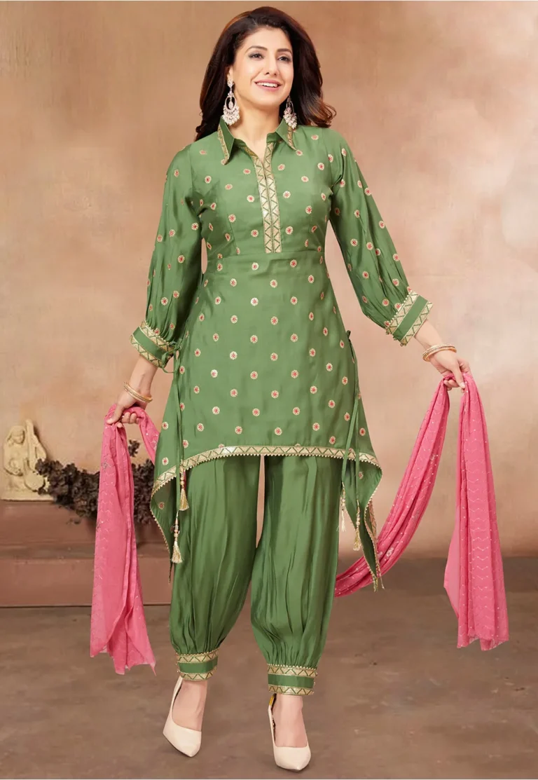 लुक में देसी तड़का देने के लिए पंजाबी सुट Punjabi Suits Designs,