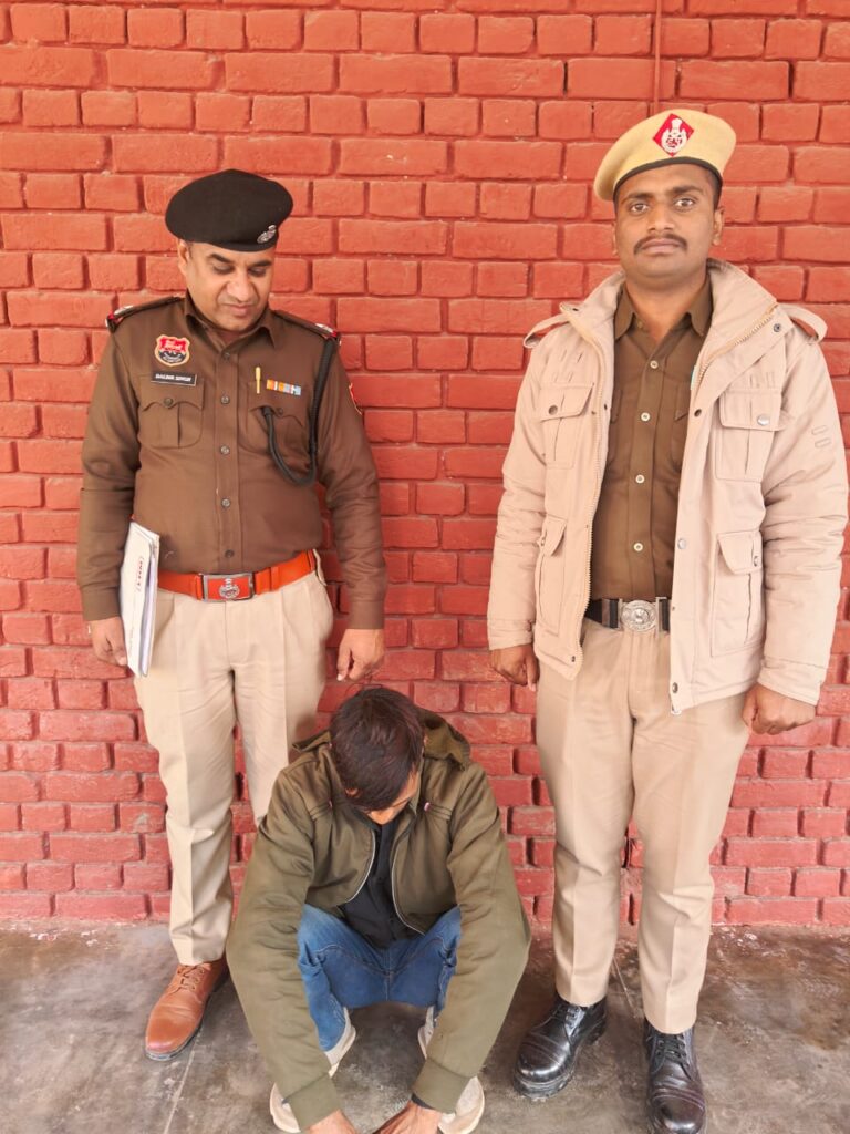 चौंकी चौटाला पुलिस ने चोरी की गुत्थी सुलझाई आरोपी को काबू कर चोरीशुद्वा गेहूं के कट्टे किये बरामद