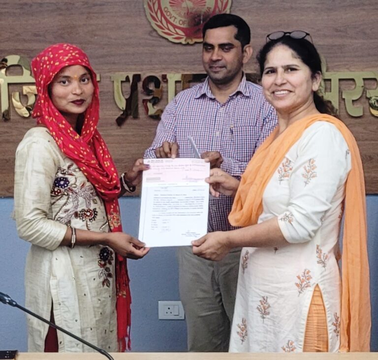 महिला उद्यमियों को अनुदान राशि के चैक वितरित