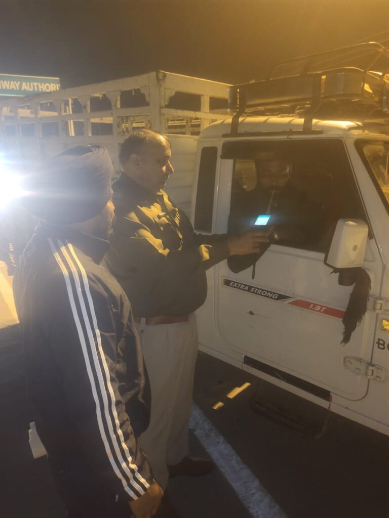 यातायात पुलिस की चेकिंग दिन रात रहेगी जारी* *अपराधों पर लगाम लगाने के साथ साथ, आपातकालीन स्थिति में करेंगे वाहन चालकों की मददः- एसपी सिद्धान्त जैन* डबवाली 02 मार्च । यातायात व्यवस्था को लेकर जिले की पुलिस सख्त हो गई है। पुलिस अधीक्षक ने यातायात व्यवस्था में सुधार के लिए शहर में नया ट्रैफिक प्लान लागू कर दिया गया है । यातायात नियमों का उल्लंघन करने वाले चालकों के ऊपर यातायात थाना पुलिस ने रविवार रात को चेकिंग अभियान चलाकर कार्रवाई की । यातायात पुलिस ने ट्रैफिक नियमों का पालन नहीं करने वाले ऐसे लोगों पर नकेल कसने के लिए कार्रवाई करते हुए फाइन वसूला. यातायात प्रभारी निरीक्षक प्रताप सिंह के नेतृत्व में यातायात पुलिस द्वारा चेकिंग अभियान चलाया गया । इस अभियान के तहत शहर में बिना हेलमेट, बिना लाइसेंस मोटरसाइकिल से चलने वाले चालक तथा चार चक्का वाहन में बिना सीट बेल्ट लगाये चालकों के ऊपर कार्रवाई की गयी । साथ ही जो लोग बाइक लेकर घर से निकले थे और वे हेलमेट गाड़ी के कागजात और ड्राइविंग लाइसेंस साथ नहीं थे । उस पर कार्रवाई करते हुए ऐसे चालकों से जुर्माना वसूला गया । साथ ही ऐसे चालकों को जुर्माना वसूलने के बाद सख्त हिदायत दी गयी कि यदि आगे नियमों का पालन नहीं करेंगे तो भारी भरकम जुर्माना लगाया जाएगा । उन्होंने कहा कि यह अभियान आगे भी जारी रहेगा । सरकार के गाइडलाइन के बावजूद भी लोग बाज नहीं आ रहे हैं । बिना हेलमेट, बिना लाइसेंस और गाड़ी के कागजात के यातायात नियमों का पालन नहीं करने वाले लोगों पर ऐसे ही कार्रवाई होगी । दूसरी तरफ अब ऑनलाइन फाइन होने से लोगों की परेशानी और बढ़ गई है । नियमों का पालन नहीं करने वाले लोगों के जेब में यदि फाइन भरने के लिए पैसे नहीं हुए तो इससे कोई फर्क नहीं पड़ने वाला है, क्योंकि ऑनलाइन जुर्माना से गाड़ी के ओनर गाड़ी पर जुर्माना लग जाता है । जिसे किसी भी हाल में भरना होता है । पुलिस अधीक्षक ने कहा कि यातायात नियमों का पालन बेहद ही अनिवार्य है । इससे सड़क दुर्घटना में आप अपने आप व दूसरों का बचाव कर सकते हैं । इसका मकसद, कानून-व्यवस्था को मजबूत करना और सड़क दुर्घटनाओं को रोकना है । रात में वाहन चेकिंग अभियान से शराब पीकर वाहन चलाने वालों के खिलाफ कार्रवाई की जा रही है । रात में पुलिस की मौजूदगी से आम लोगों को सुरक्षा का एहसास होगा और वे अपने सफर को सुगम व सुरक्षित तरीके से पूरा कर सकेंगे । । इसका एक अन्य लाभ यह है कि पुलिस, वाहन चेकिंग के ज़रिए, कानून-व्यवस्था को मजबूती मिलती है । पुलिस अधीक्षक ने आमजन को संदेश देते हुए कहा है कि पुलिस का काम अपराधों को रोकना,ही नहीं अपितु आपात स्थितियों में आम नागरिकों की मदद करना, भारी वाहनों को सड़क से दूर साइड में करवाना व वाहनों पर रिफ्लेक्टर लगाना ताकि रात में वाहन चालकों को किसी भी प्रकार की परेशानी का सामना ना करना पड़े । अगर आपके वाहन में किसी भी प्रकार की परेशानी आती है तो घबराएं नही, पुलिस आपकी सहायता के लिए सदैव हाजिर रहेगी । डबवाली पुलिस द्वारा रात के समय में वाहन का तेल खत्म होने, या कोई दुर्घटना होने पर हर संभव सहायता प्रदान की जा रही है ।