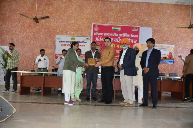 उद्यमिता के क्षेत्र में मिसाल बनी महिलाओं को किया सम्मानित 