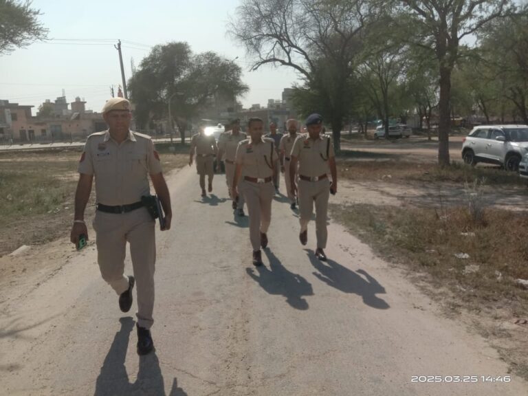 पुलिस अधीक्षक ने औढ़ा में की पैदल गश्त