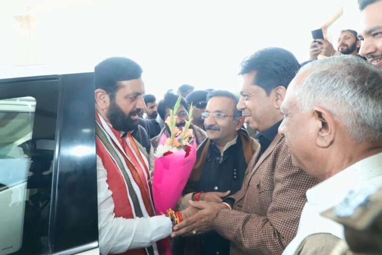 सिरसा। वरिष्ठ कांग्रेस नेता स्व. पंडित होशियारी लाल शर्मा की पौत्री, राजकुमार शर्मा की भतीजी एवं राजेश शर्मा की पुत्री चेतना का सगाई समारोह बीते दिवस निशुराज रिसोर्ट में पारंपरिक रीति रिवाज के साथ संपन्न हुआ। चेतना की सगाई भाजपा के प्रदेशाध्यक्ष मोहन लाल बडौली के भतीजे प्रिंस के साथ हुई। सगाई समारोह में प्रदेश के मुख्यमंत्री नायब सिंह सैनी