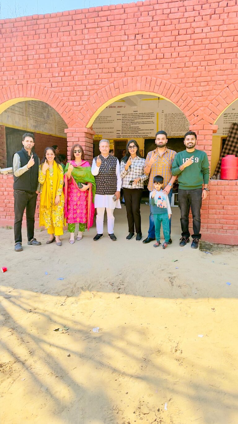 भाजपा नेता भूपेश मेहता ने परिजनों सहित किया मतदान