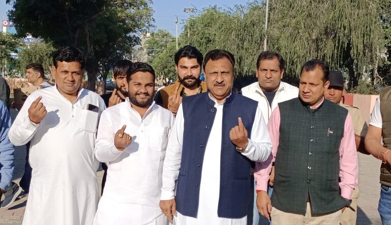 बजरंग गर्ग ने सेक्टर 14 के कम्युनिटी सेंटर में डाला वोट