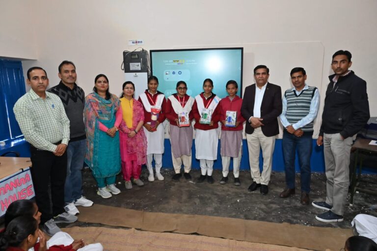 क्विज विजेता छात्राओं को सतवीर सिंह ढिढारिया ने किया सम्मानित