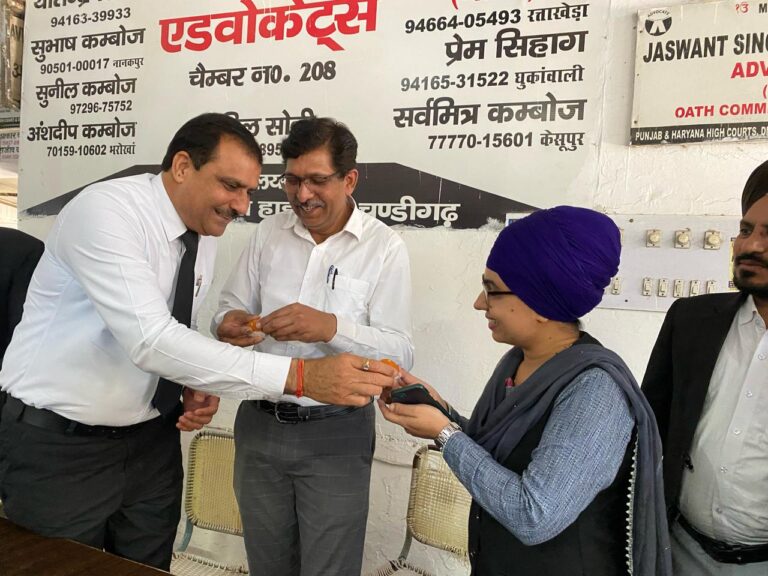 जिलाध्यक्ष बनने पर अधिवक्ताओं ने यतींद्र सिंह की सीट पर लड्डू बांटकर जताई खुशी