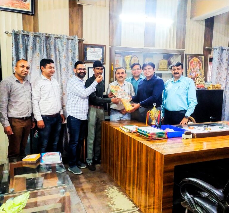 सीए की परीक्षा उत्त्तीर्ण करने वाले विद्यार्थियों को किया सम्मानित