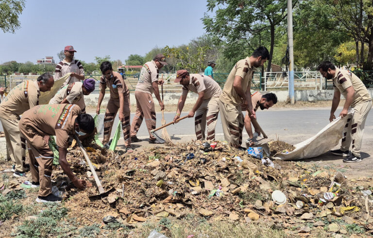 पुलिस लाइन में सफाई अभियान