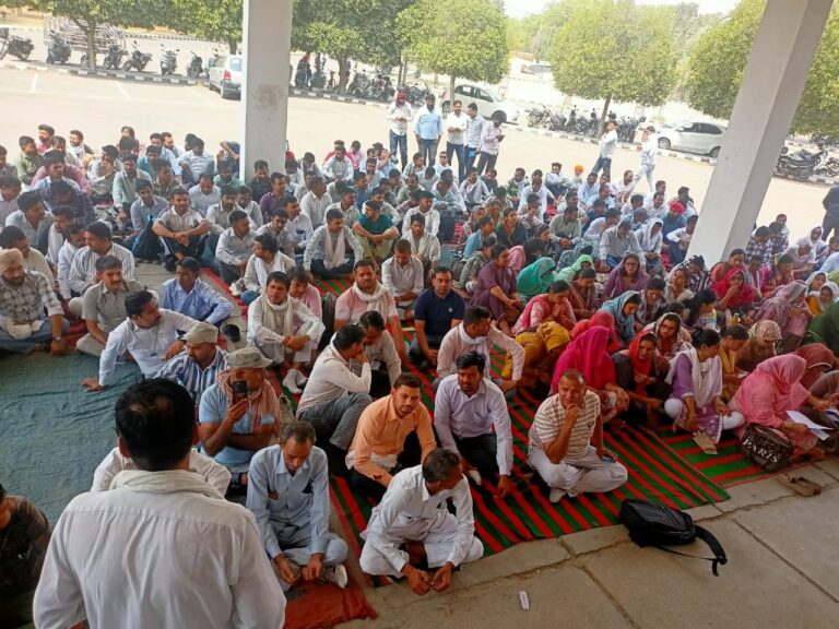 छटनी ग्रस्त कर्मीयो की बहाली को लेकर सर्व कर्मचारी संघ ने किया विरोध प्रदर्शन 