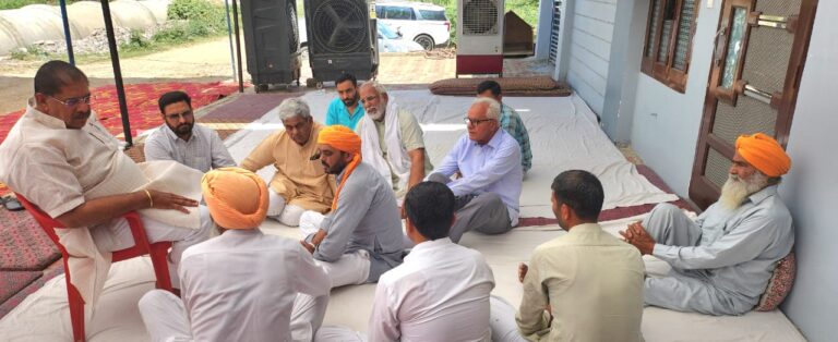 शहीद के आवास पर पहुंचे जेजेपी अध्यक्ष डॉ. अजय चौटाला