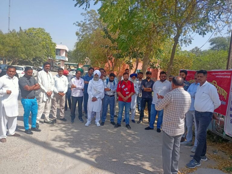 मांगों को लेकर विद्युत कर्मचारियों ने गेट मीटिंग कर जताया रोष