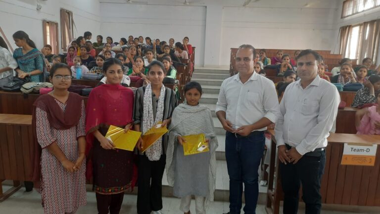 राजकीय महिला महाविद्यालय सिरसा मेआयोजित की गई इतिहास प्रश्नोत्तरी प्रतियोगिता  रमनदीप कौर,  सिमरन, आरजू की टीम रही प्रथम स्थान पर