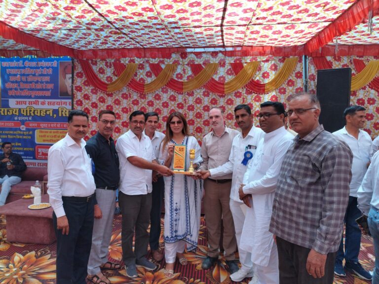 रोडवेज कर्मचारियों ने विद्यार्थियों को किया सम्मानित