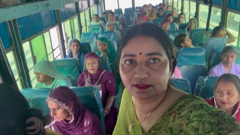 विमला सिंवर महिलाओं के साथ पहुंची हिसार