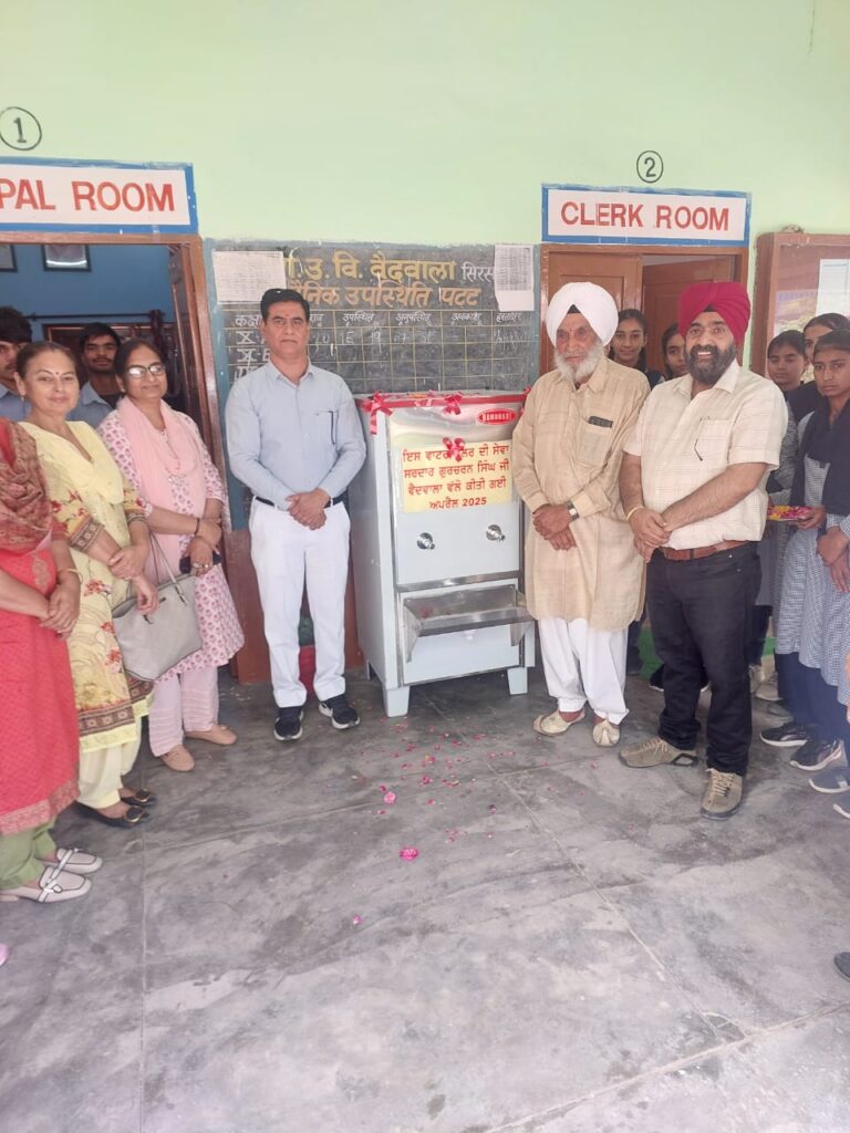 समाजसेवी डा. गुरचरण सिंह ने स्कूल में भेंट किया वाटर कूलर