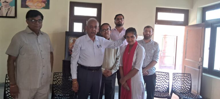 प्रथम रही छात्रा चेतना को किया सम्मानित
