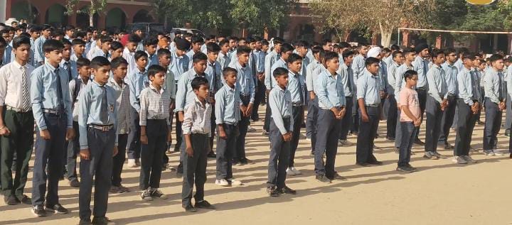 स्कूल स्टाफ व विद्यार्थियों ने पहलगाम में मारे गए सैलानियों को दी श्रद्धांजलि