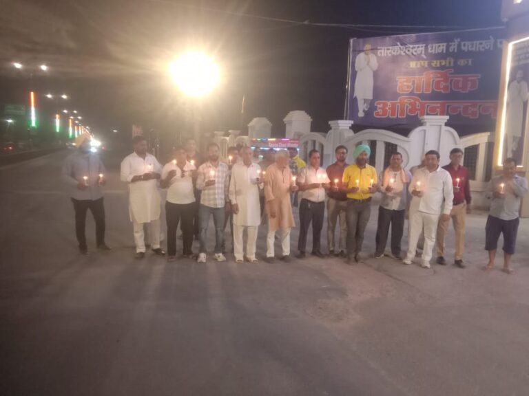 कंैडल मार्च निकालकर दी पहलगाम में मारे गए सैलानियों को श्रद्धांजलि
