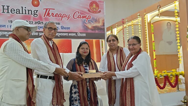 हैल्थ एंड डिवाइन थैरेपी कैंप में डाइटीशियन पूजा बांसल ने आहार के बारे में बताया