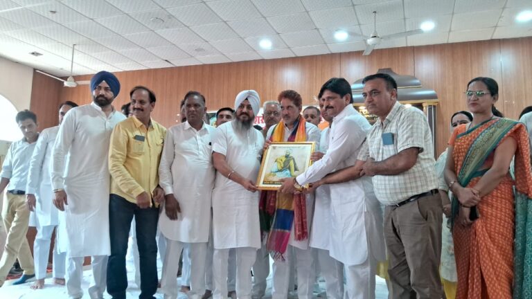 धन्ना जी जयंती कार्यक्रम के लिए निमंत्रण देने आए सांसद सुभाष बराला को भगत धन्ना जी ट्रस्ट ने किया सम्मानित
