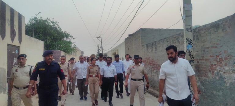 पुलिस अधीक्षक व एडीसी ने गांव में घूमकर जानी गांव की समस्याएं