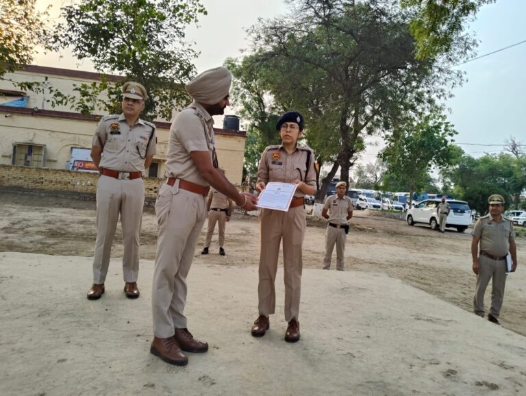 सर्वश्रेष्ठ कार्य करने वाले पुलिस कर्मचारियों को पुलिस अधीक्षक ने प्रशंसा पत्र देकर किया सम्मानित