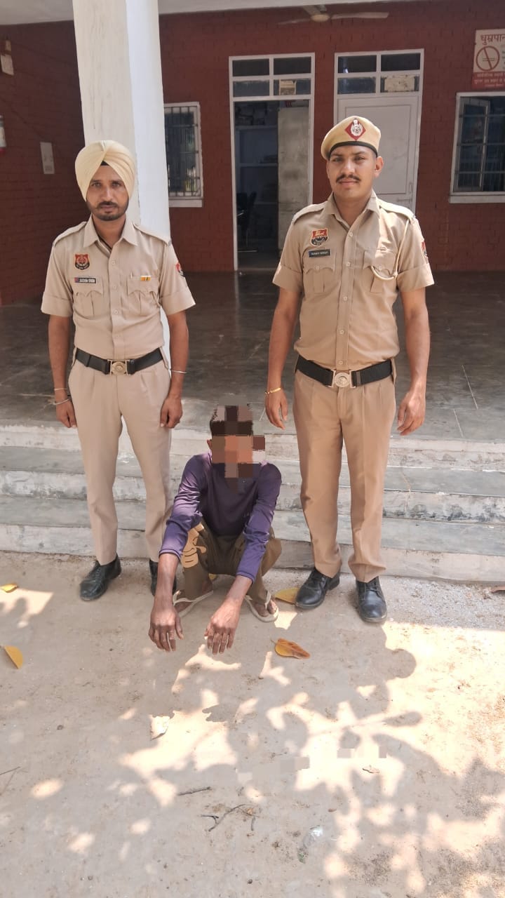 पुलिस ने आरोपी को चोरी शुदा मोटर सहित किया काबू