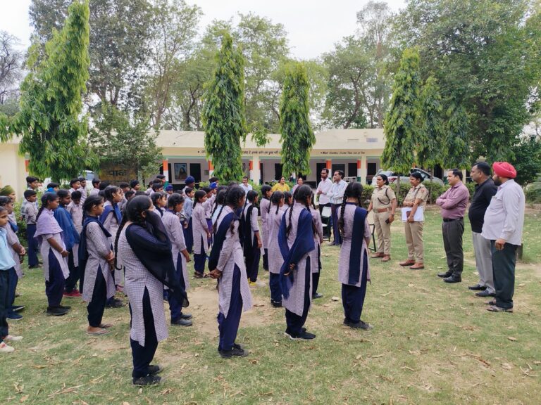 छात्राओं को गुड टच बैड टच के बारे में किया जागरूक