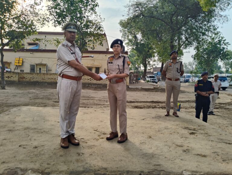 सर्वश्रेष्ठ कार्य करने वाले पुलिस कर्मचारियों को पुलिस अधीक्षक ने प्रशंसा पत्र देकर किया सम्मानित*