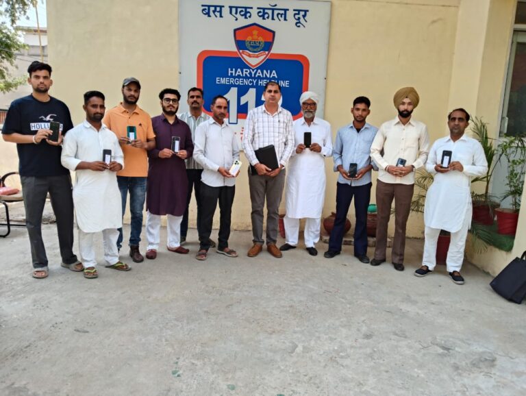 पुलिस ने लाखों रुपये के गुम हुए फोन असल मालिकों को लौटाए