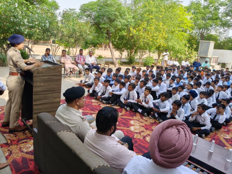 पुलिस अधीक्षक पहुंची गांव देसूजोधा