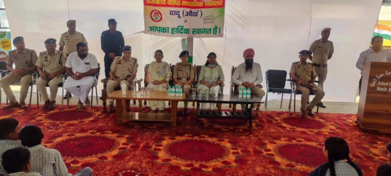 पुलिस अधीक्षक ने नशे से दूर रहकर अपने लक्ष्यों को हासिल करने के बारे मार्गदर्शन किया