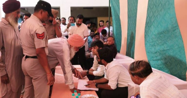 एडीसी व एसपी ने गलियों में पैदल घूमकर जानी गांव की समस्याएं