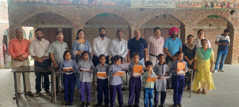 बाबा सरसाईनाथ बुक बैंक ने गांव पनिहारी स्कूल में वितरित की स्टेशनरी