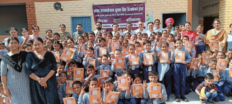 चार स्कूलों के 1500 विद्यार्थियों को बांटी स्टेशनरी