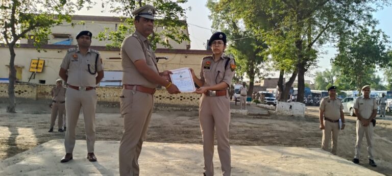 सर्वश्रेष्ठ कार्य करने वाले पुलिस कर्मचारियों को पुलिस अधीक्षक डबवाली ने प्रशंसा पत्र देकर किया सम्मानित*