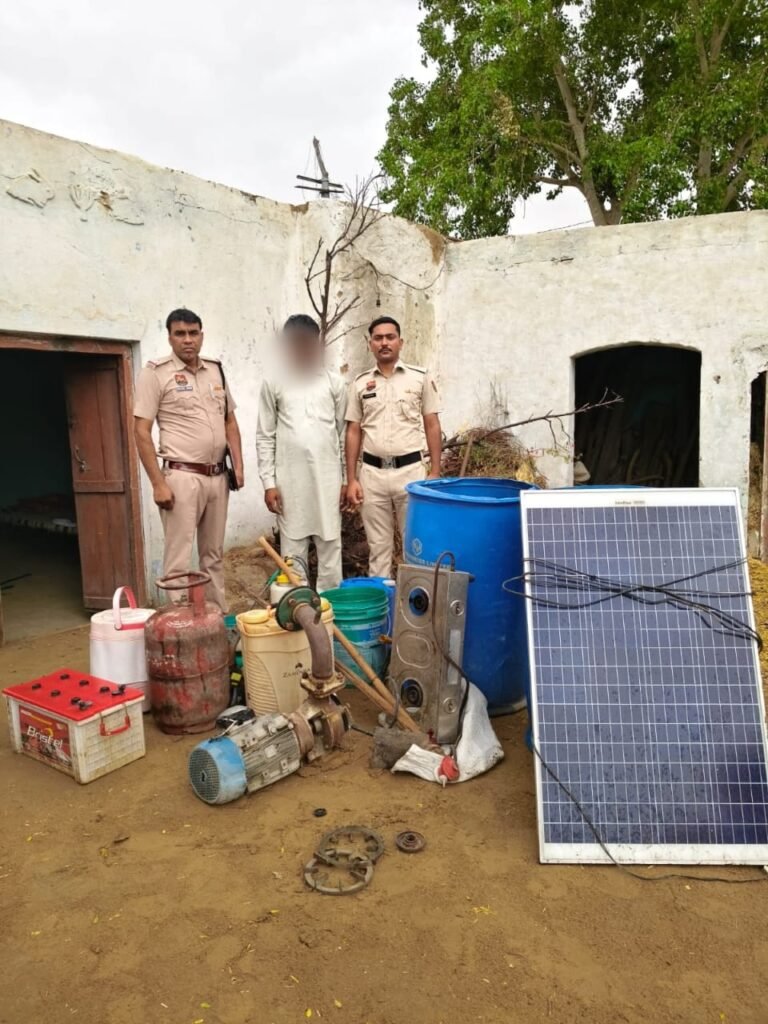 खेत में बने कमरे से सामान चोरी करने के मामले में आरोपी काबू