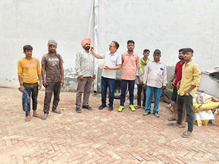पंजाब, गुजरात विस उपचुनाव में आप की जीत पर श्याम मेहता ने बांटी मिठाई