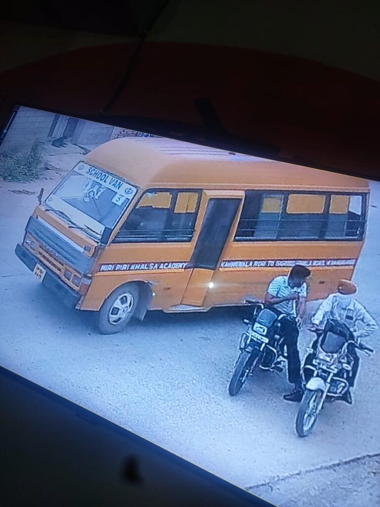 स्कूल वैन की टक्कर से पालतू कुत्त्ते की मौत, पुलिस को दी शिकायत