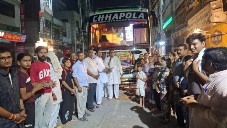 धार्मिक भ्रमण के लिए श्रद्धालुओं की बस रवाना