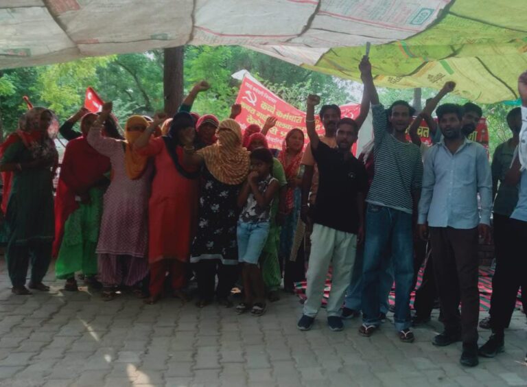 कर्मचारियों का धरना जारी, एसडीएम से जल्द कार्रवाई की गुहार