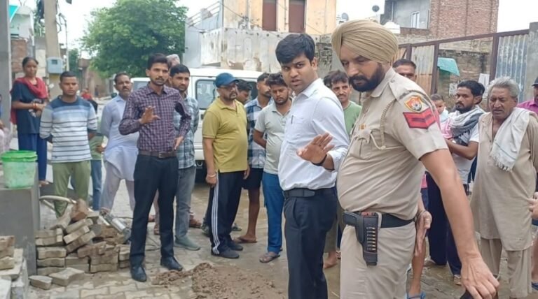 एसडीएम ने गैस पाइपलाइन के कारण बने गड्ढों को जल्द भरने के दिए निर्देश
