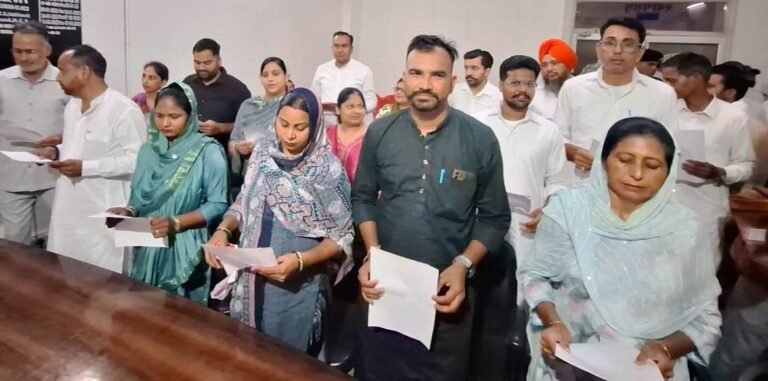 एसडीएम ने प्रधान व वार्ड सदस्यों को दिलाई पद व गोपनीयता की शपथ
