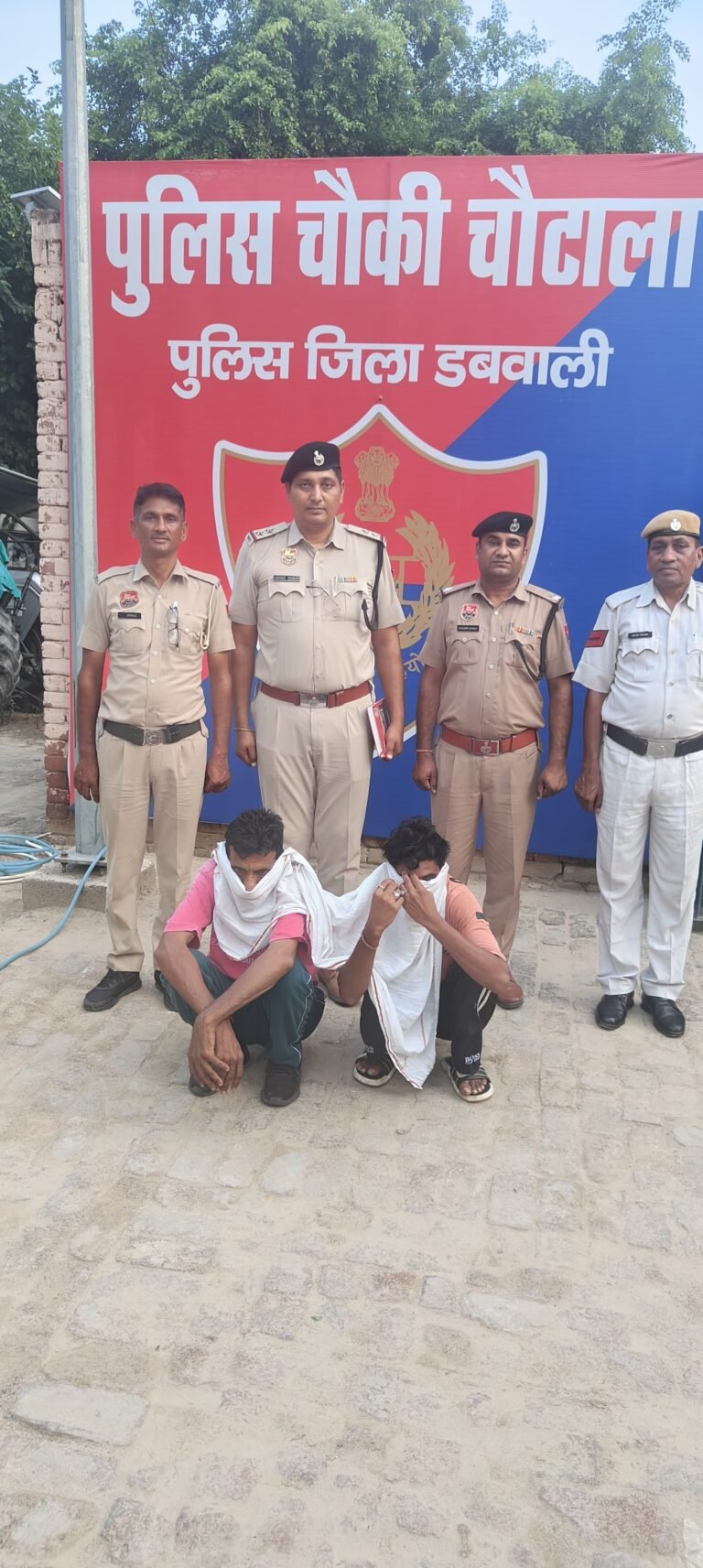 गफलतबाजी से पिकअप चलाता आ रहा था चालक*  *चौकी चौटाला पुलिस ने रुकवाकर चेक किया तो पिकअप में निर्दयता पूर्वक भरे थे 11 पशु, तीन की हो चुकी थी मौत*  *दो आरोपियों को पिकअप सहित काबू कर पशु क्रूरता अधिनियम के तहत अभियोग किया दर्ज*  डबवाली 25 जुलाई । डबवाली पुलिस द्वारा अपराधियों पर कसा हुआ शिकंजा और कड़ा होता जा रहा है । जिसके तहत विभिन्न मामलों में अपराधियों के खिलाफ लगातार सख्त कार्रवाई जारी है । जिसके तहत चौकी चौटाला पुलिस ने पशु क्रूरता अधिनियम के तहत अभियोग दर्ज करते हुए दो आरोपियों को काबू करने में कामयाबी हासिल की है । आरोपियों की पहचान सुरजीत सिंह पुत्र काहन सिंह व जगदेव राम पुत्र राजा राम वासियान मेहना जिला मुक्तसर पंजाब के रूप में हुई है ।  मामले  की विस्तृत जानकारी देते हुए चौकी प्रभारी आनन्द कुमार ने बताया कि दिनांक 23.07.2025 को वे स्वयं अपनी टीम के साथ रतनपुरा बाईपास भारतमाला पुल गांव चौटाला पर रात्रि गश्त पड़ताल अपराध व नाकाबंदी के दौरान मौजूद थे कि इसी दौरान रतनपुरा की तरफ से एक पिकअप चालक अपनी पिकअप को गफलत बाजी से चलाता हुआ आ रहा था जिसे रुकवाकर चेक किया तो पिकअप में 11 पशु ( कटड़े-कटड़ी) निर्दयतापूर्वक ठूंस ठूंस कर भरे थे । जिनको बारीकी से चेक किया गया तो निर्दयतापूर्वक स्थिति में होने से 03 पशुओं की मृत्यु हो गई थी । जिस पर आरोपियों के खिलाफ पशु क्रूरता अधिनियम व अन्य धाराओं के तहत अभियोग दर्ज कर कार्रवाई की गई व पिकअप को कब्जा पुलिस में लिया गया । पकड़े गए आरोपियों को अदालत में पेश किया  जाएगा ।