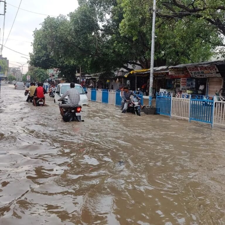 पहली बरसात के बाद शहर में बाढ़ जैसे हालात