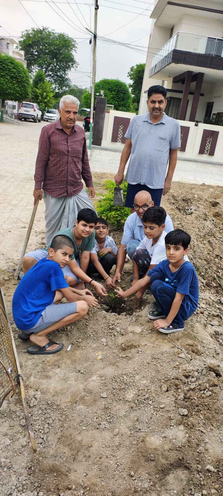 एक पौधा मां के नाम लगाए पौधे