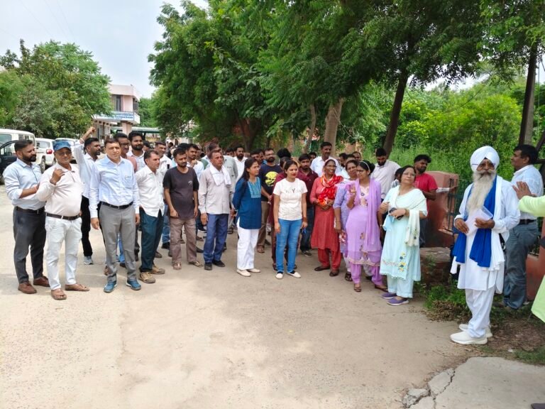 बिजली कर्मचारियों ने ऑनलाइन ट्रांसफर पॉलिसी की जलाई प्रतियां