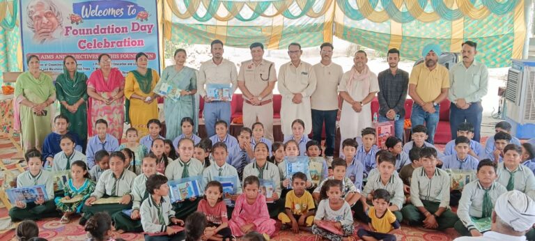 विद्यार्थियों को स्टेशनरी वितरण कर पूर्व राष्ट्रपति को दी श्रद्धांजलि