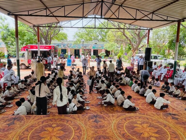 माँ के चरणों में पुष्प अर्पित करने से जीवन में मिलेगा सब कुछ : मनीष सिंगला